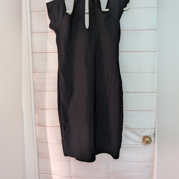 EUC Bcbgmaxazria Very Sexy , Sofisticated Black 🖤Off-Shoulder Dress Size Large - Picture 10 of 14